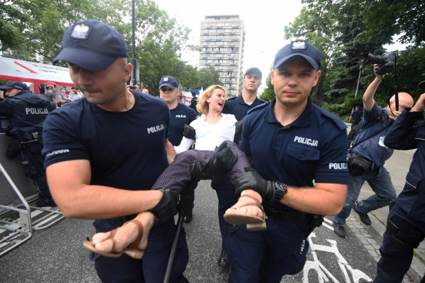Policjanci wynoszą niektórych protestujących Bartłomiej Zborowski / PAP